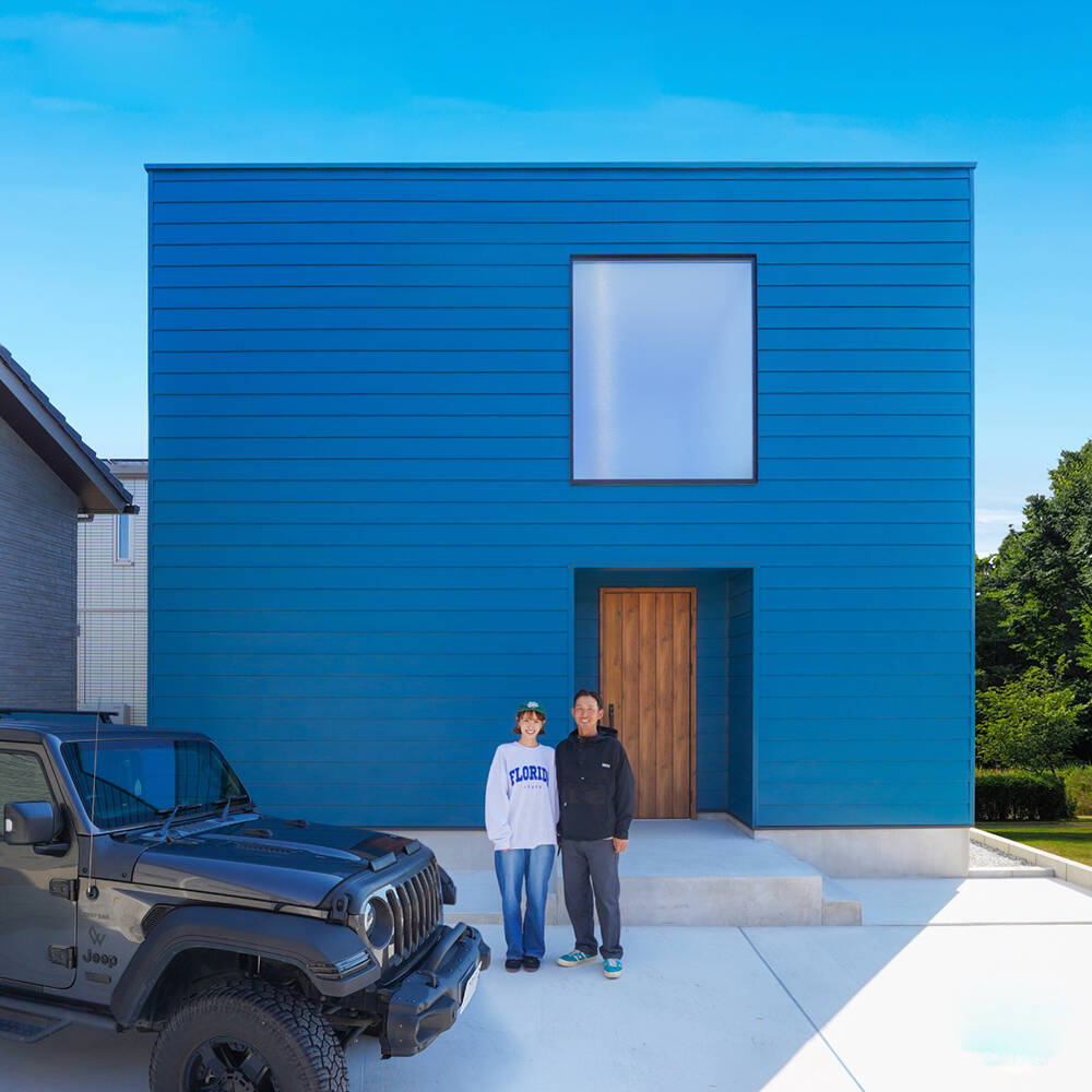 青いモダンな外観の家